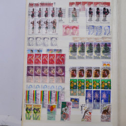 Lot de timbres d'Etats-Unis oblitérés en un deux albums.