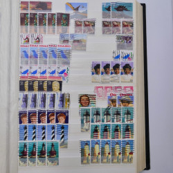 Lot de timbres d'Etats-Unis oblitérés en un deux albums.