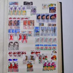 Lot de timbres d'Etats-Unis oblitérés en un deux albums.