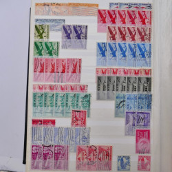 Lot de timbres d'Etats-Unis oblitérés en un deux albums.
