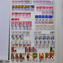 Lot de timbres d'Etats-Unis oblitérés en un deux albums.