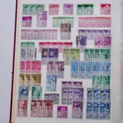 Lot de timbres d'Etats-Unis oblitérés en un deux albums.