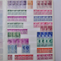 Lot de timbres d'Etats-Unis oblitérés en un deux albums.