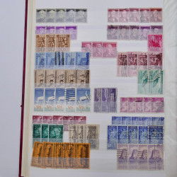 Lot de timbres d'Etats-Unis oblitérés en un deux albums.