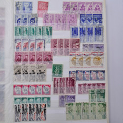Lot de timbres d'Etats-Unis oblitérés en un deux albums.