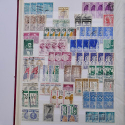 Lot de timbres d'Etats-Unis oblitérés en un deux albums.