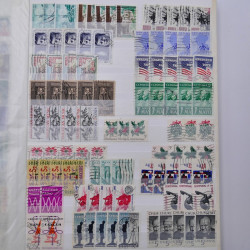 Lot de timbres d'Etats-Unis oblitérés en un deux albums.