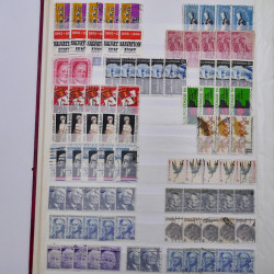 Lot de timbres d'Etats-Unis oblitérés en un deux albums.