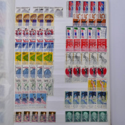 Lot de timbres d'Etats-Unis oblitérés en un deux albums.
