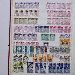 Lot de timbres d'Etats-Unis oblitérés en un deux albums.