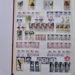 Lot de timbres d'Etats-Unis oblitérés en un deux albums.