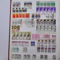 Lot de timbres d'Etats-Unis oblitérés en un deux albums.
