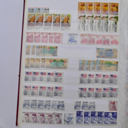 Lot de timbres d'Etats-Unis oblitérés en un deux albums.