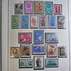 Collection timbres d'Italie 1862-2003 neufs et oblitérés en un album.