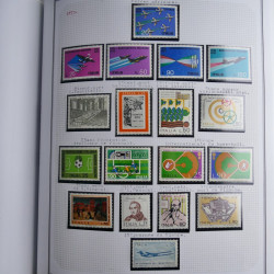 Collection timbres d'Italie 1862-2003 neufs et oblitérés en un album.