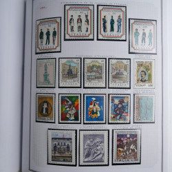 Collection timbres d'Italie 1862-2003 neufs et oblitérés en un album.