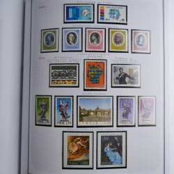 Collection timbres d'Italie 1862-2003 neufs et oblitérés en un album.