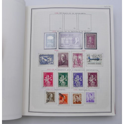 Collection timbres de Belgique, Pays Bas, Luxembourg en un album.