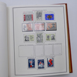 Collection timbres de Belgique, Pays Bas, Luxembourg en un album.