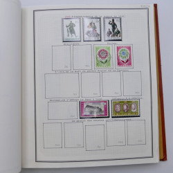 Collection timbres de Belgique, Pays Bas, Luxembourg en un album.