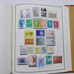 Collection timbres de Belgique, Pays Bas, Luxembourg en un album.