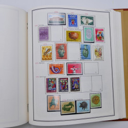 Collection timbres de Belgique, Pays Bas, Luxembourg en un album.