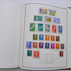 Collection timbres de Belgique, Pays Bas, Luxembourg en un album.