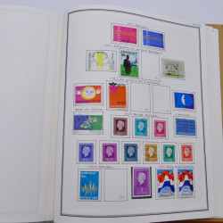 Collection timbres de Belgique, Pays Bas, Luxembourg en un album.