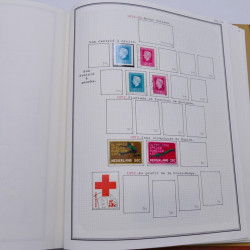 Collection timbres de Belgique, Pays Bas, Luxembourg en un album.