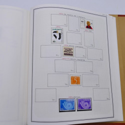 Collection timbres de Belgique, Pays Bas, Luxembourg en un album.