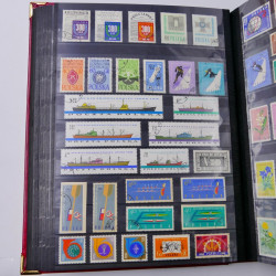 Lot de timbres de Pologne 1915-2003 neufs et oblitérés en un album.