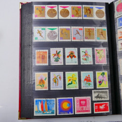 Lot de timbres de Pologne 1915-2003 neufs et oblitérés en un album.