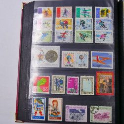 Lot de timbres de Pologne 1915-2003 neufs et oblitérés en un album.