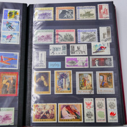 Lot de timbres de Pologne 1915-2003 neufs et oblitérés en un album.