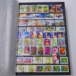 Lot de timbres d'Australie neufs et oblitérés en un album.