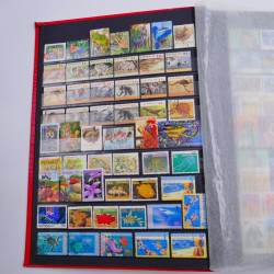 Lot de timbres d'Australie neufs et oblitérés en un album.