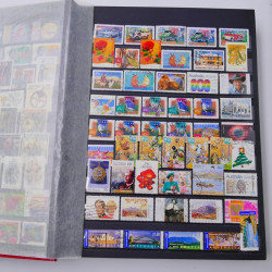 Lot de timbres d'Australie neufs et oblitérés en un album.