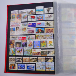 Lot de timbres d'Australie neufs et oblitérés en un album.