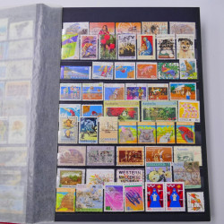 Lot de timbres d'Australie neufs et oblitérés en un album.