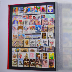 Lot de timbres d'Australie neufs et oblitérés en un album.