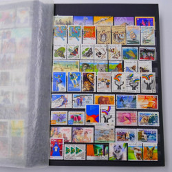 Lot de timbres d'Australie neufs et oblitérés en un album.