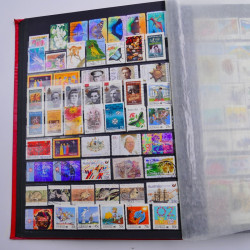 Lot de timbres d'Australie neufs et oblitérés en un album.