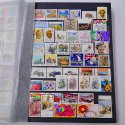Lot de timbres d'Australie neufs et oblitérés en un album.