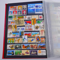 Lot de timbres d'Australie neufs et oblitérés en un album.