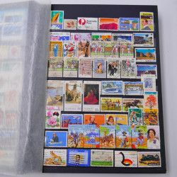 Lot de timbres d'Australie neufs et oblitérés en un album.