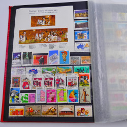 Lot de timbres d'Australie neufs et oblitérés en un album.