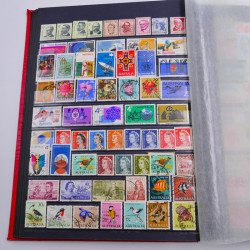 Lot de timbres d'Australie neufs et oblitérés en un album.