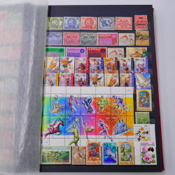 Lot de timbres d'Australie neufs et oblitérés en un album.