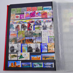 Lot de timbres d'Australie neufs et oblitérés en un album.