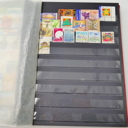 Lot de timbres d'Australie neufs et oblitérés en un album.